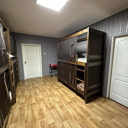 Ararat-Poznyaki Hostel Kyiv Exterior photo