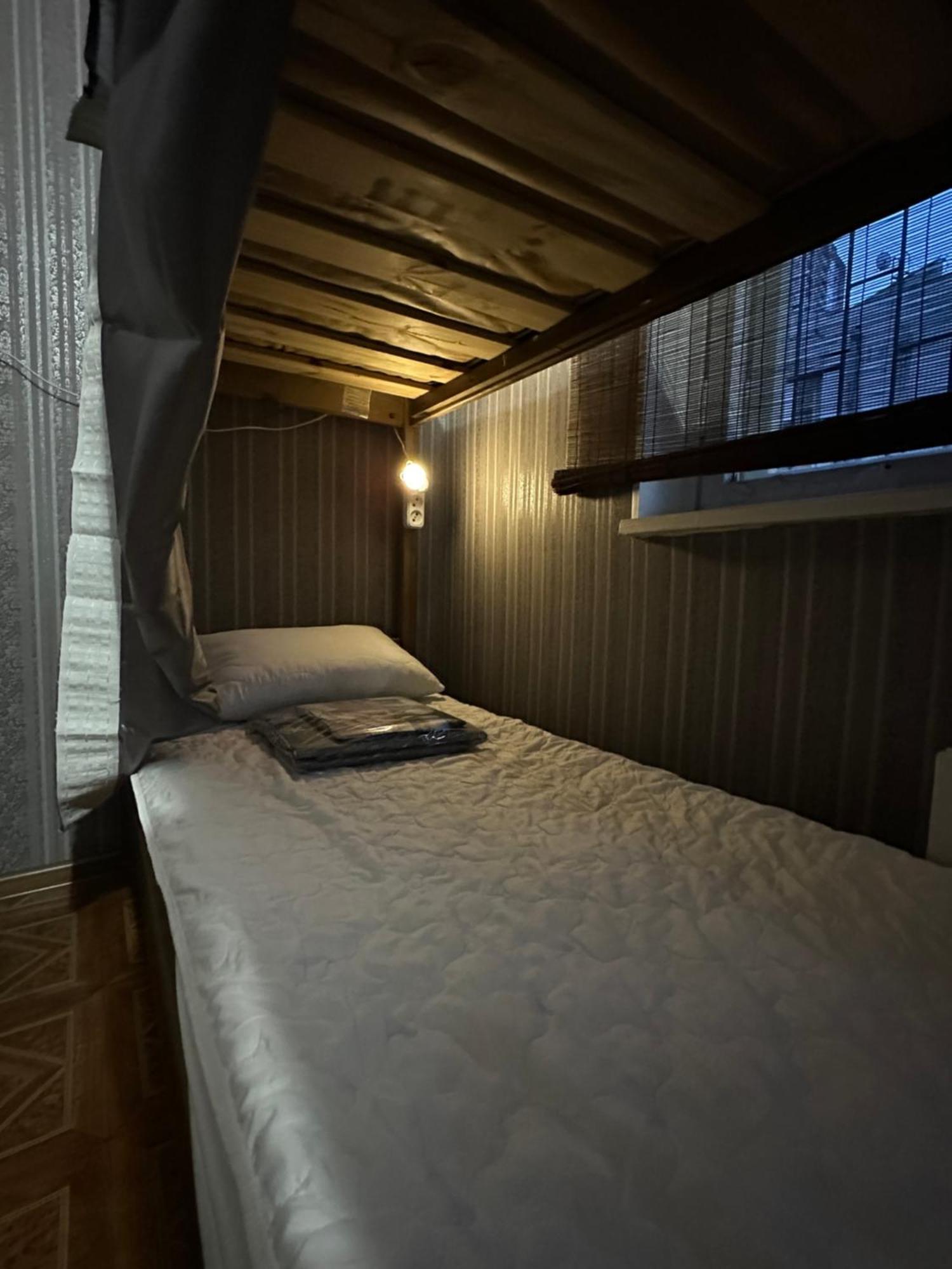 Ararat-Poznyaki Hostel Kyiv Exterior photo