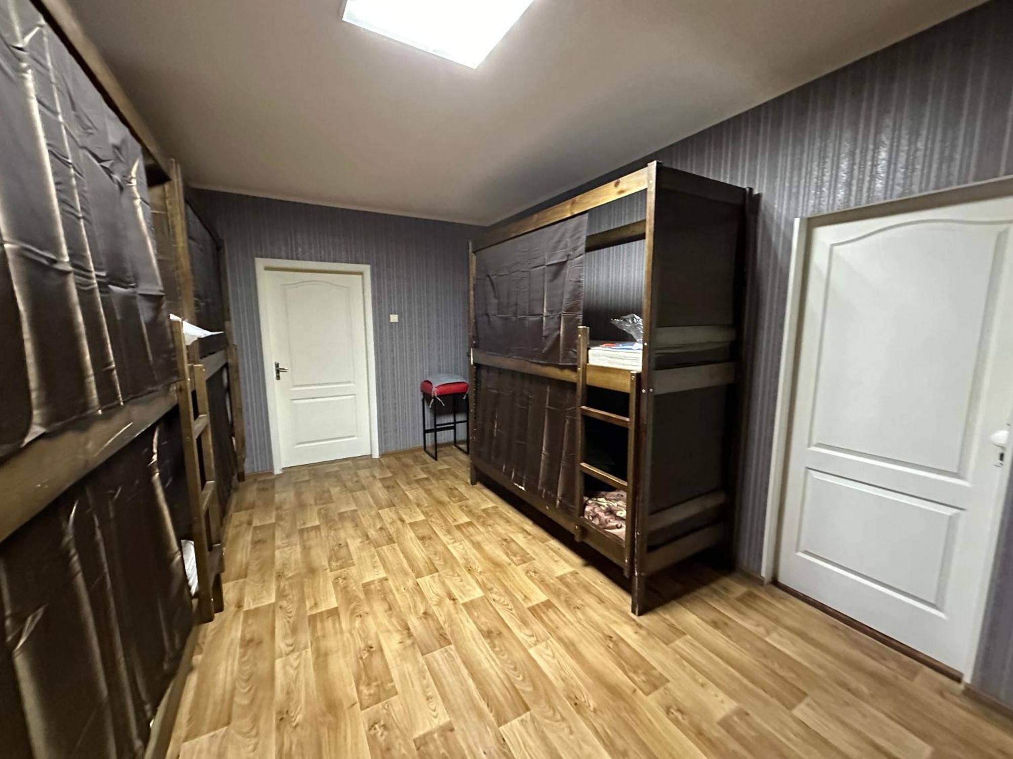 Ararat-Poznyaki Hostel Kyiv Exterior photo
